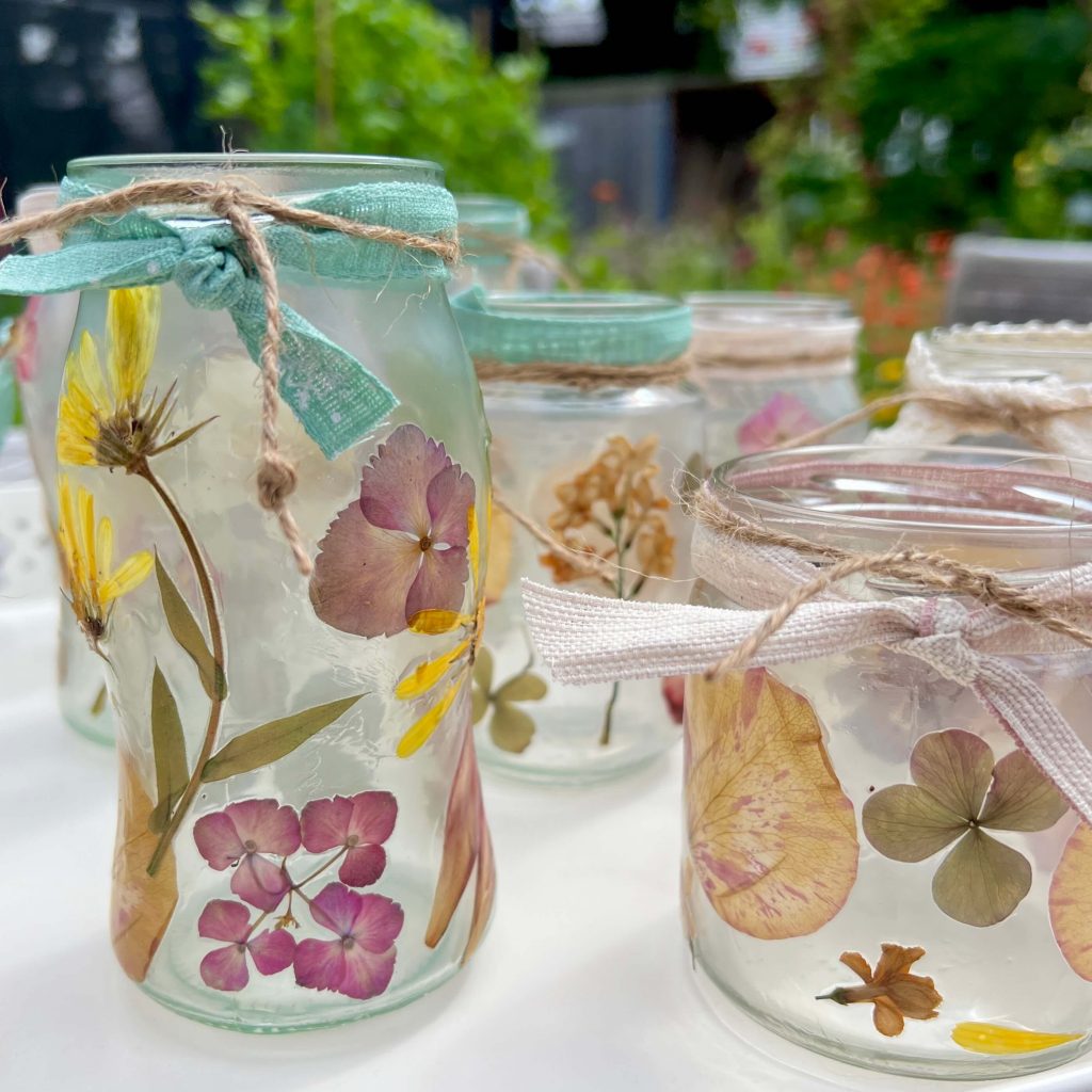 Kerzengläser mit getrockneten Blüten