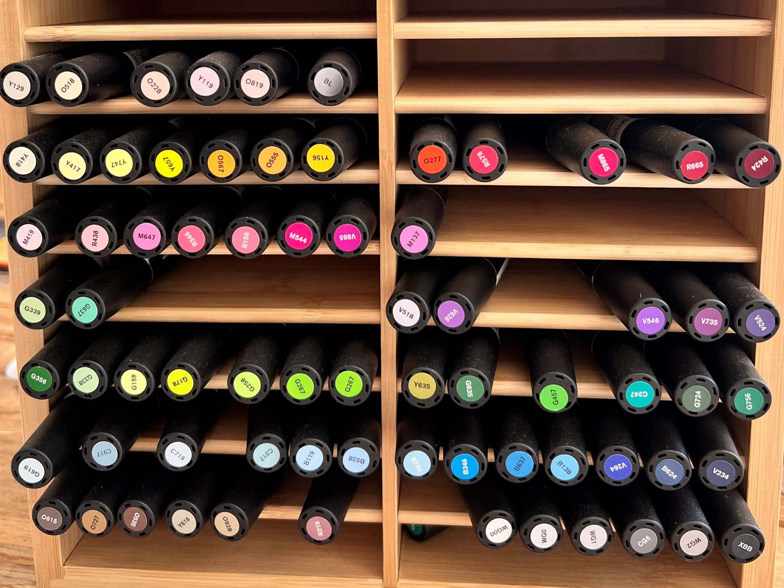 Promarker sortiert im Regal