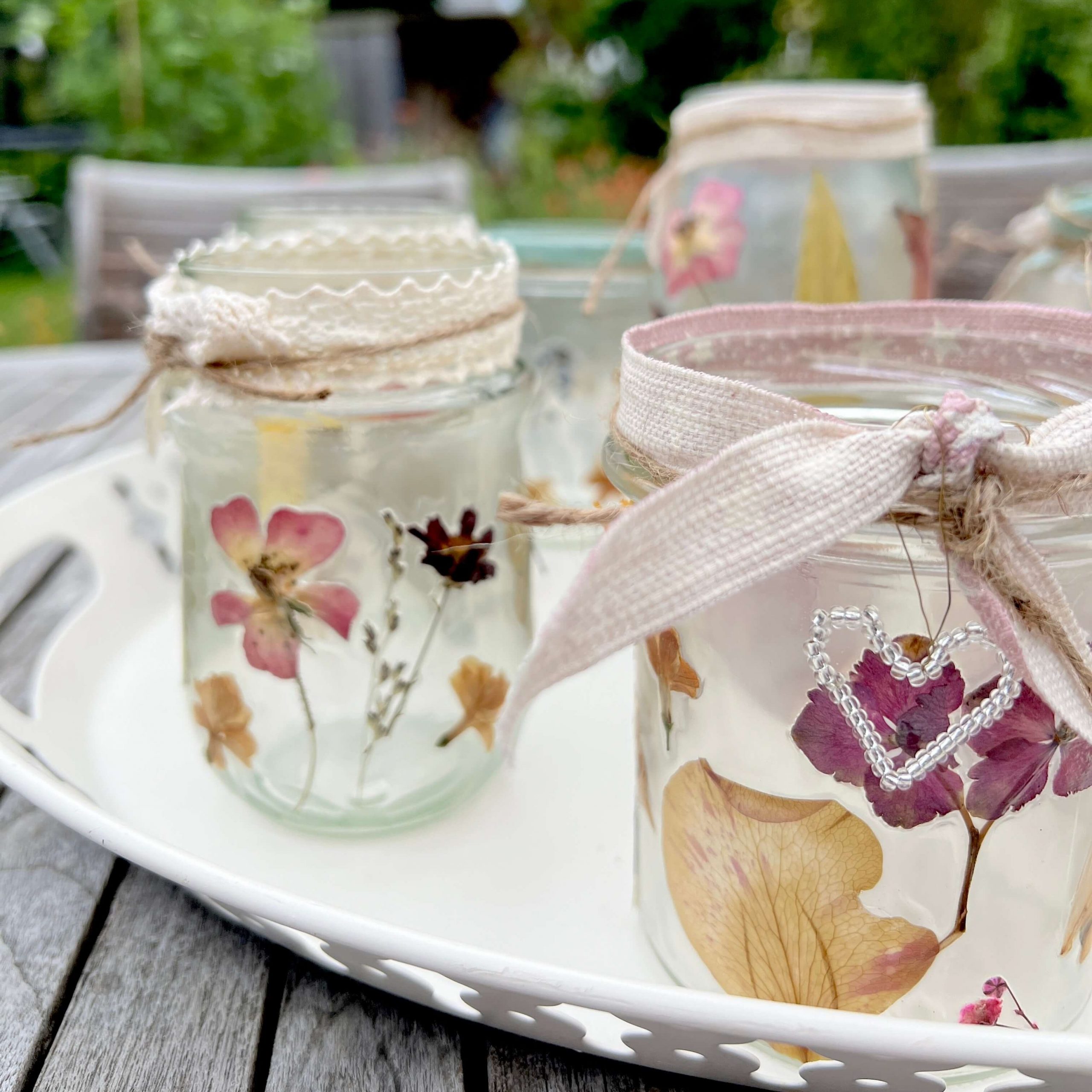 Kerzengläser mit gepressten Blüten