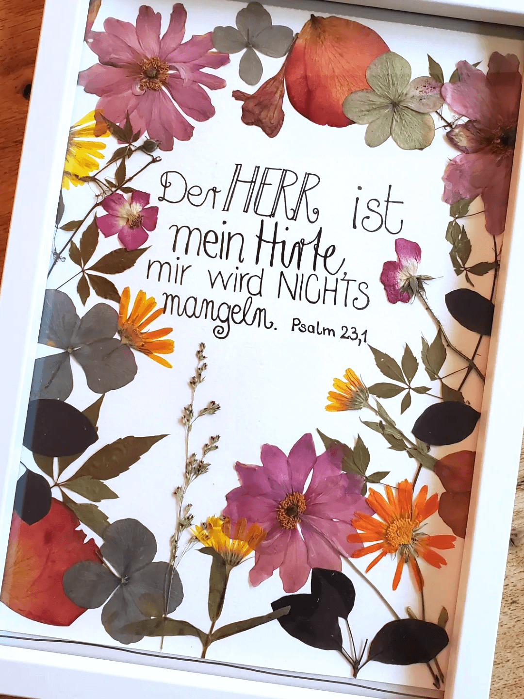 Bibelvers mit gepressten Blüten: Der Herr ist mein Hirte, mir wird nichts mangeln