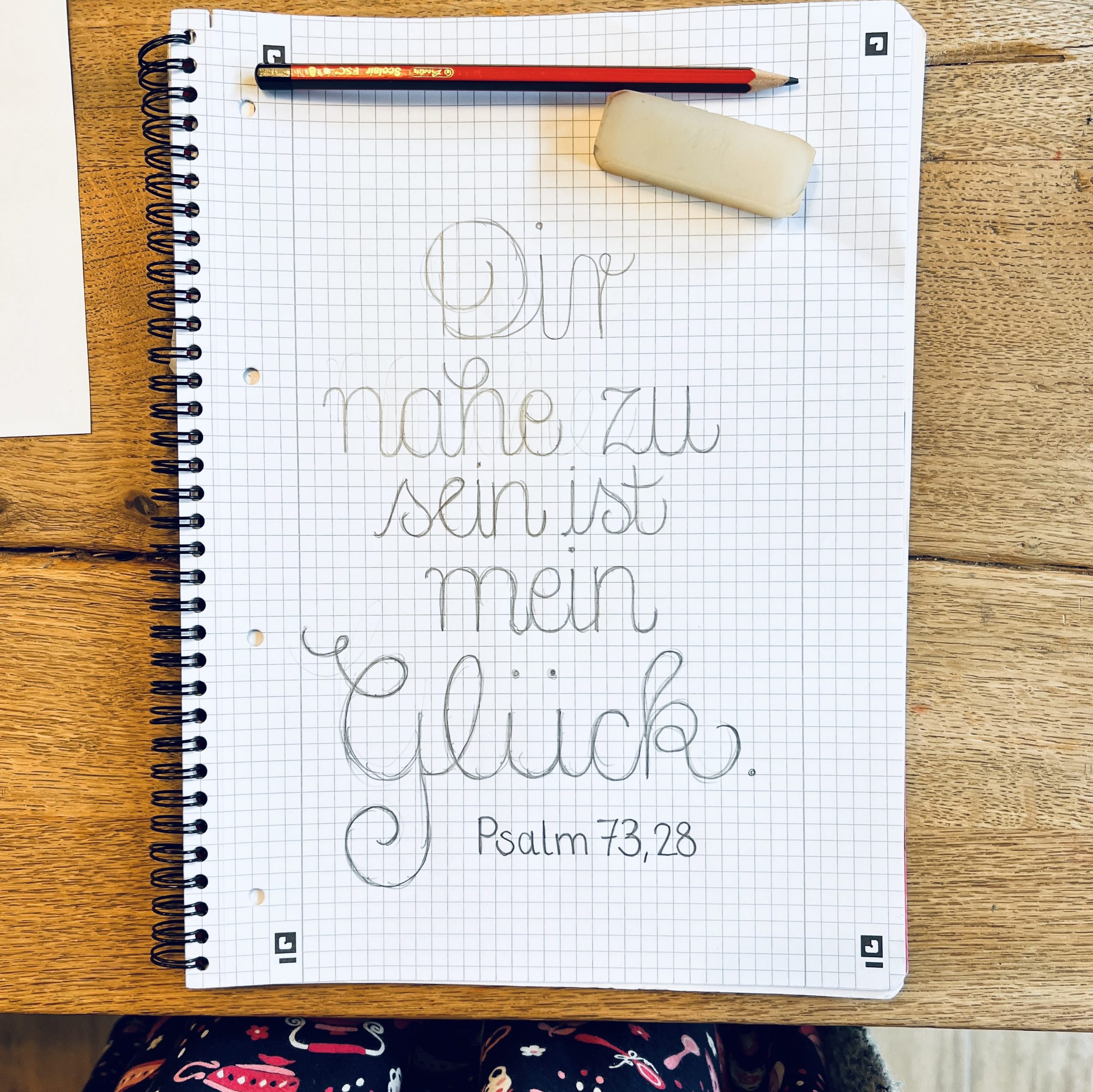 Entwurf des Bibelverses auf kariertem Papier