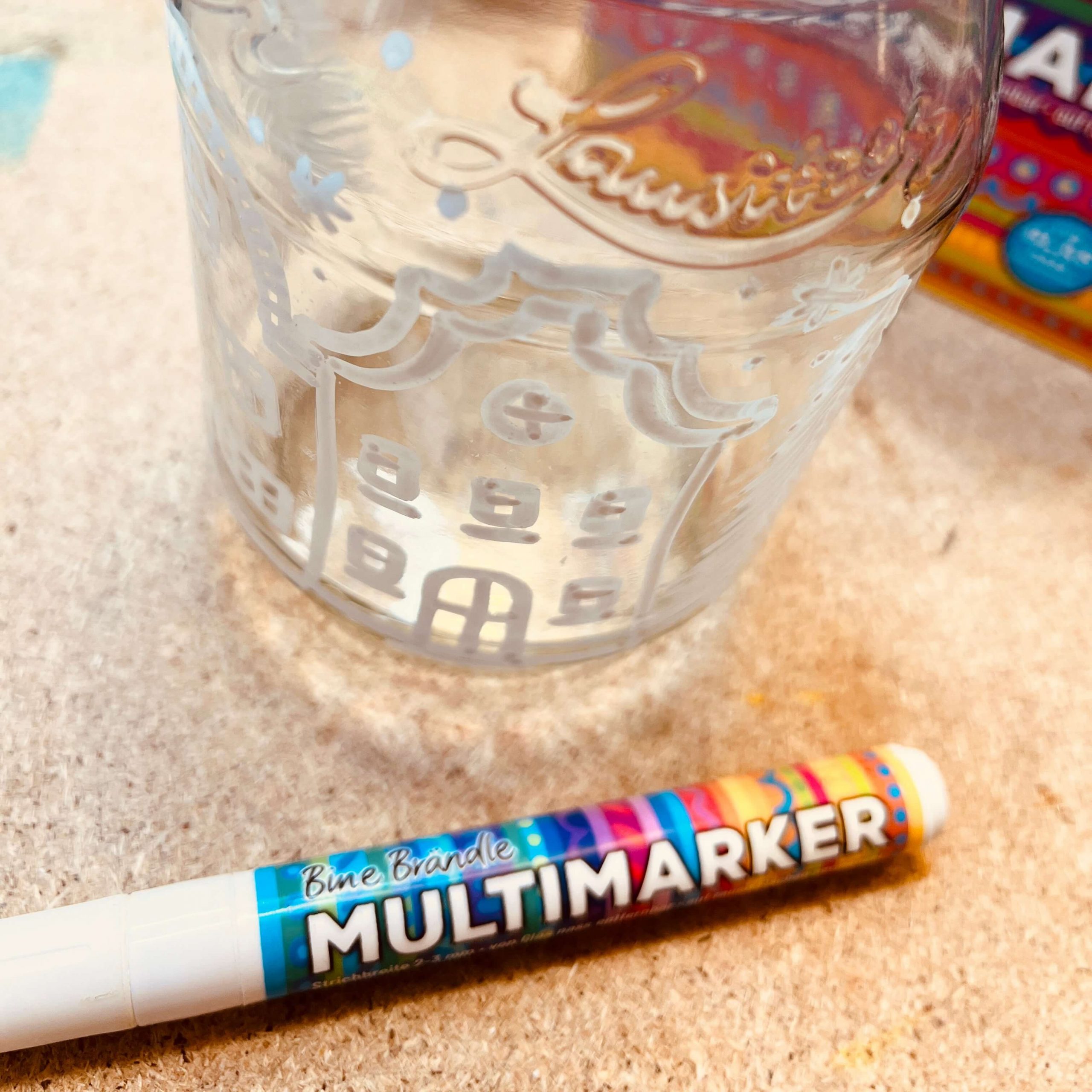 Häuserzeichnung auf Kerzenglas