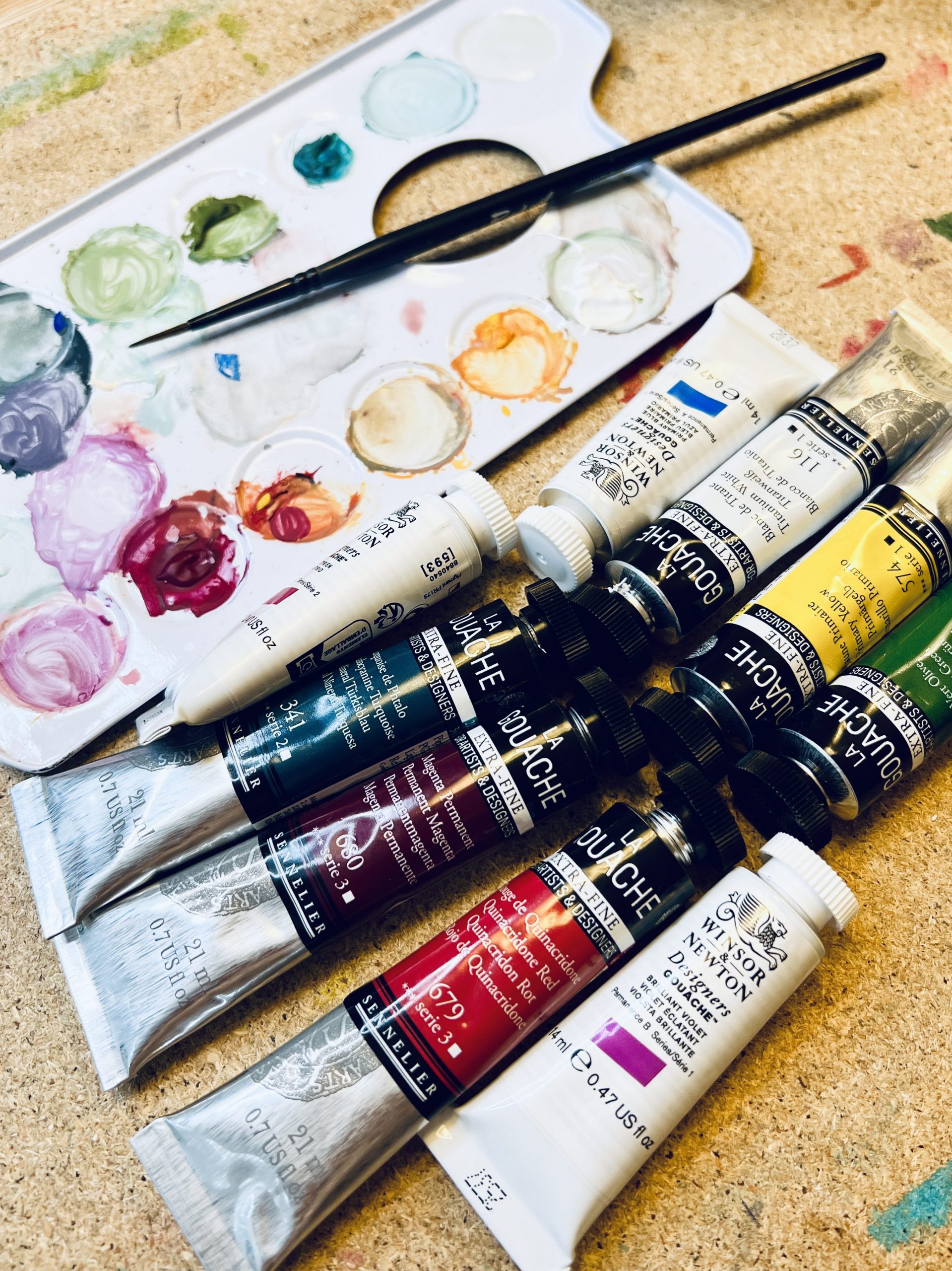 Gouache Farben mit Palette