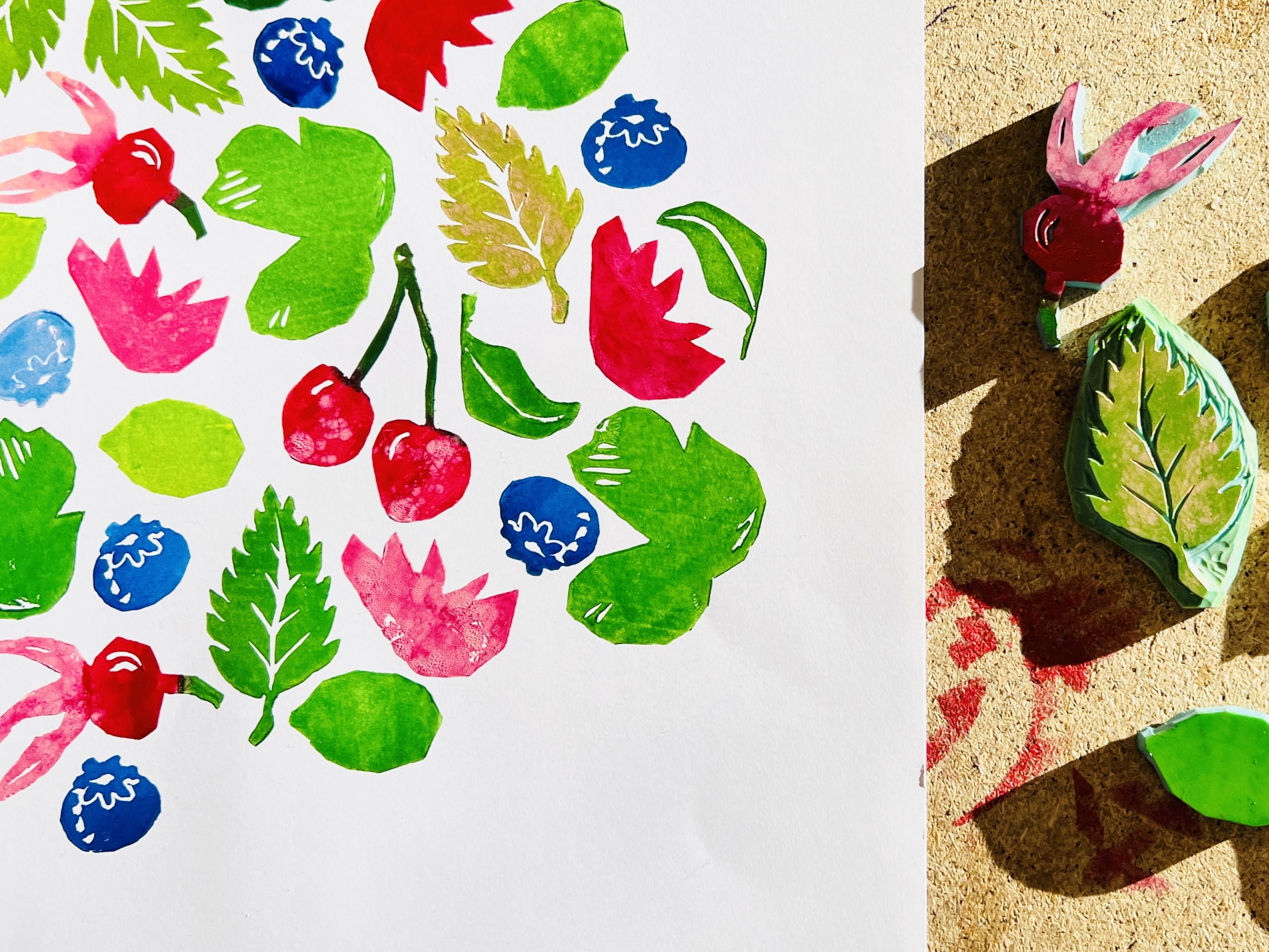 Obst, Hagebutten und Blätter