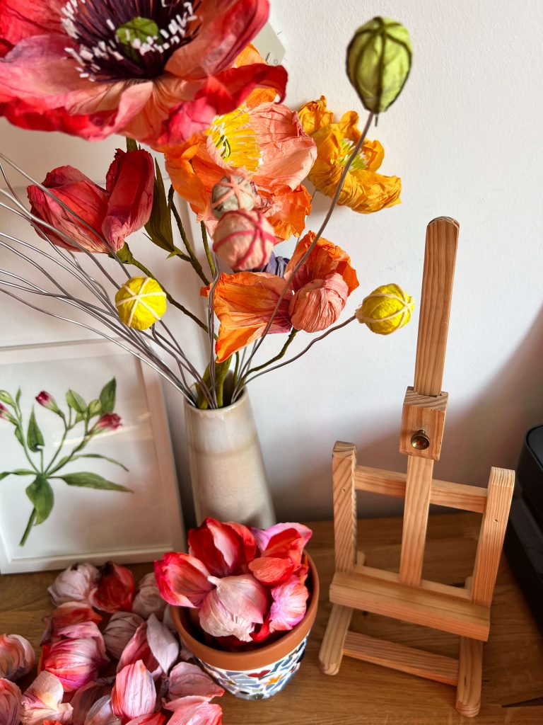 Blütenblätter und Stängel im Prozess