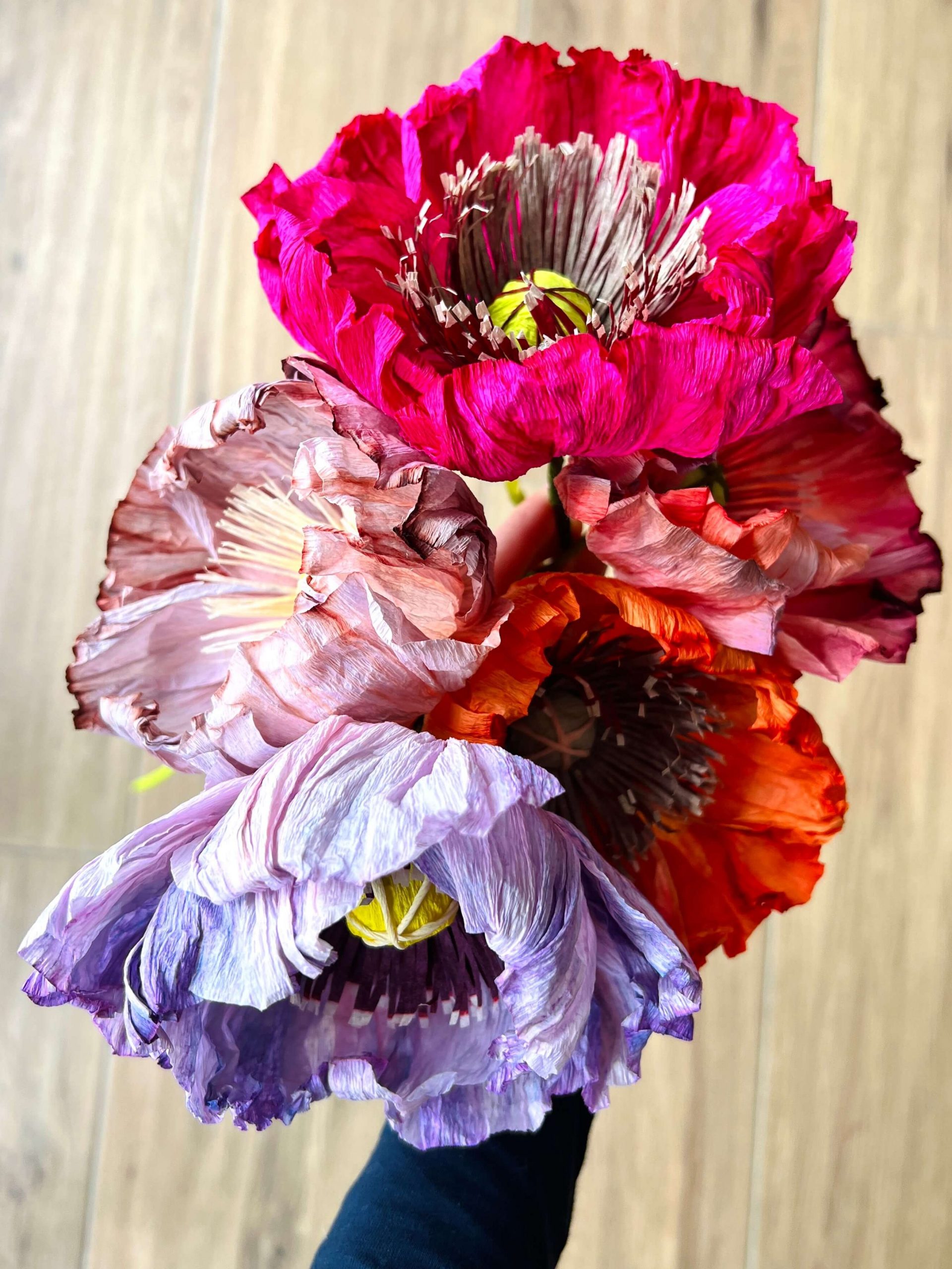 kleiner Blumenstrauß aus Papierblüten