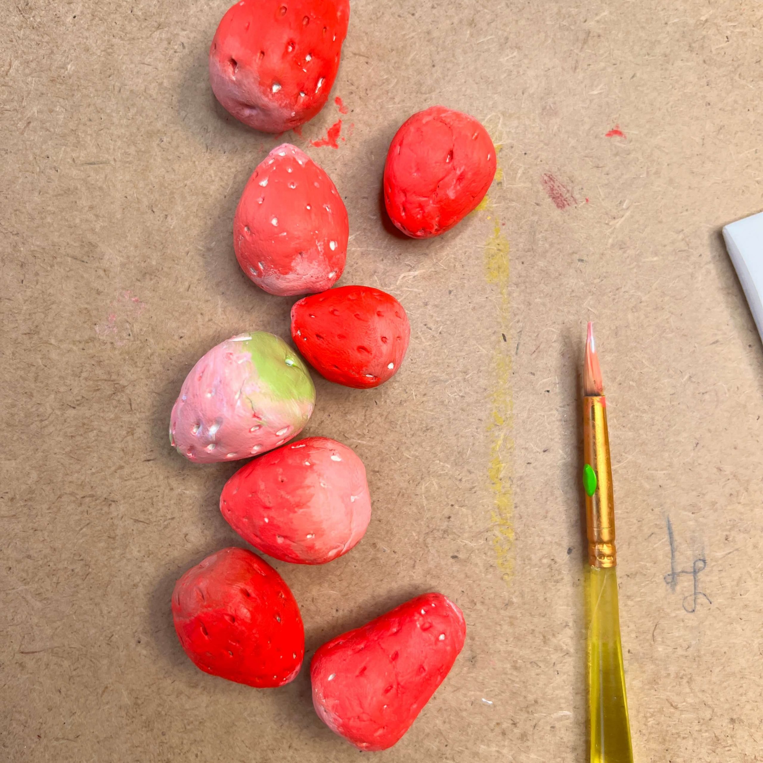 Erdbeeren aus lufttrocknender Knetmasse