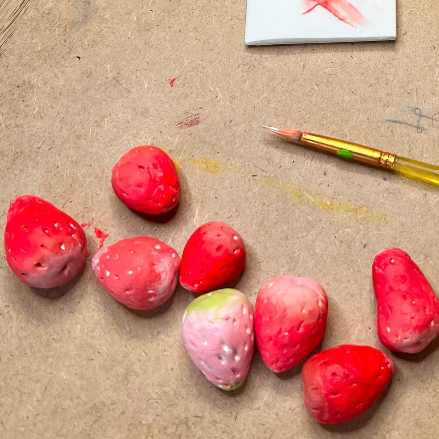 mit Acrylfarbe bemalt