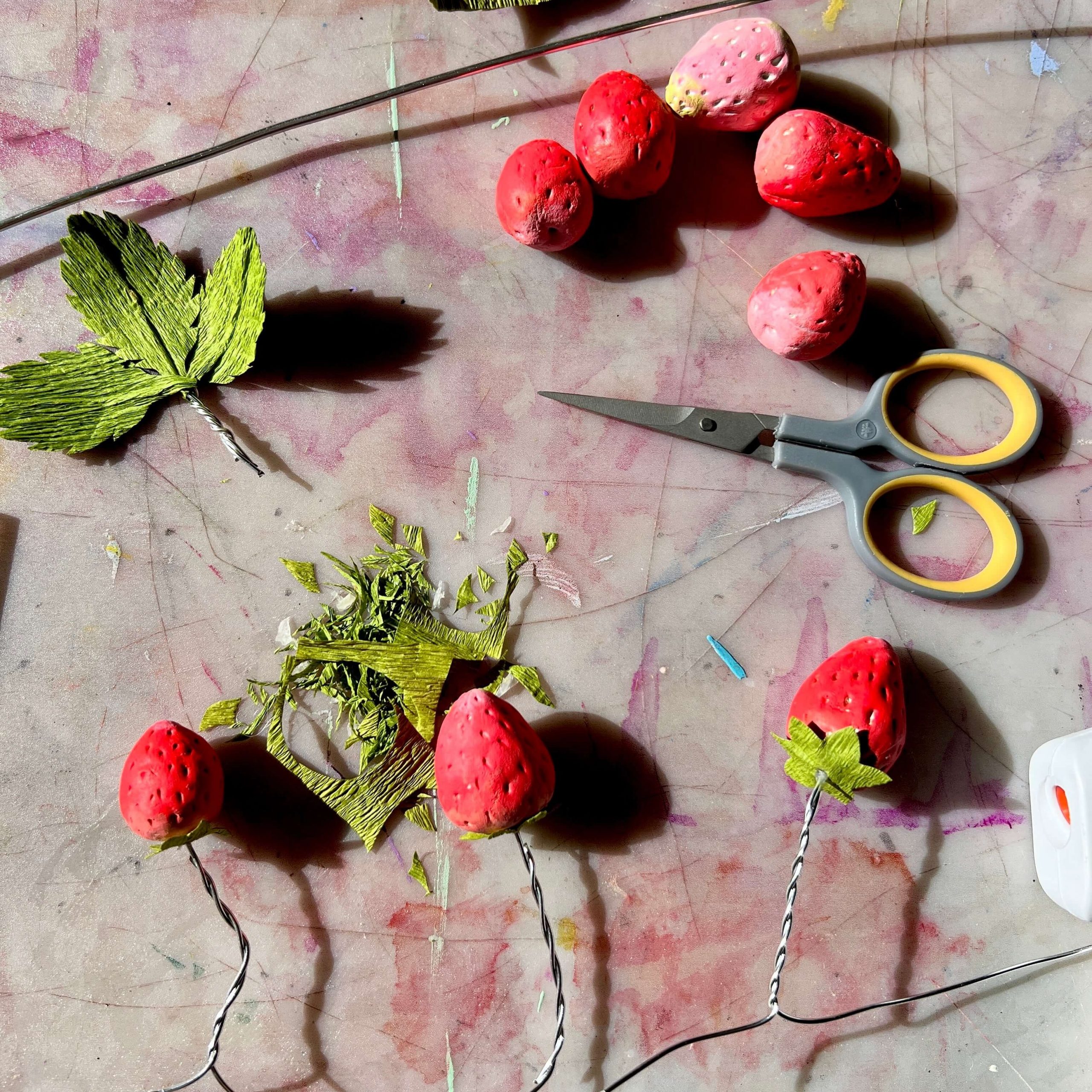 Draht an die Erdbeeren zur Befestigung