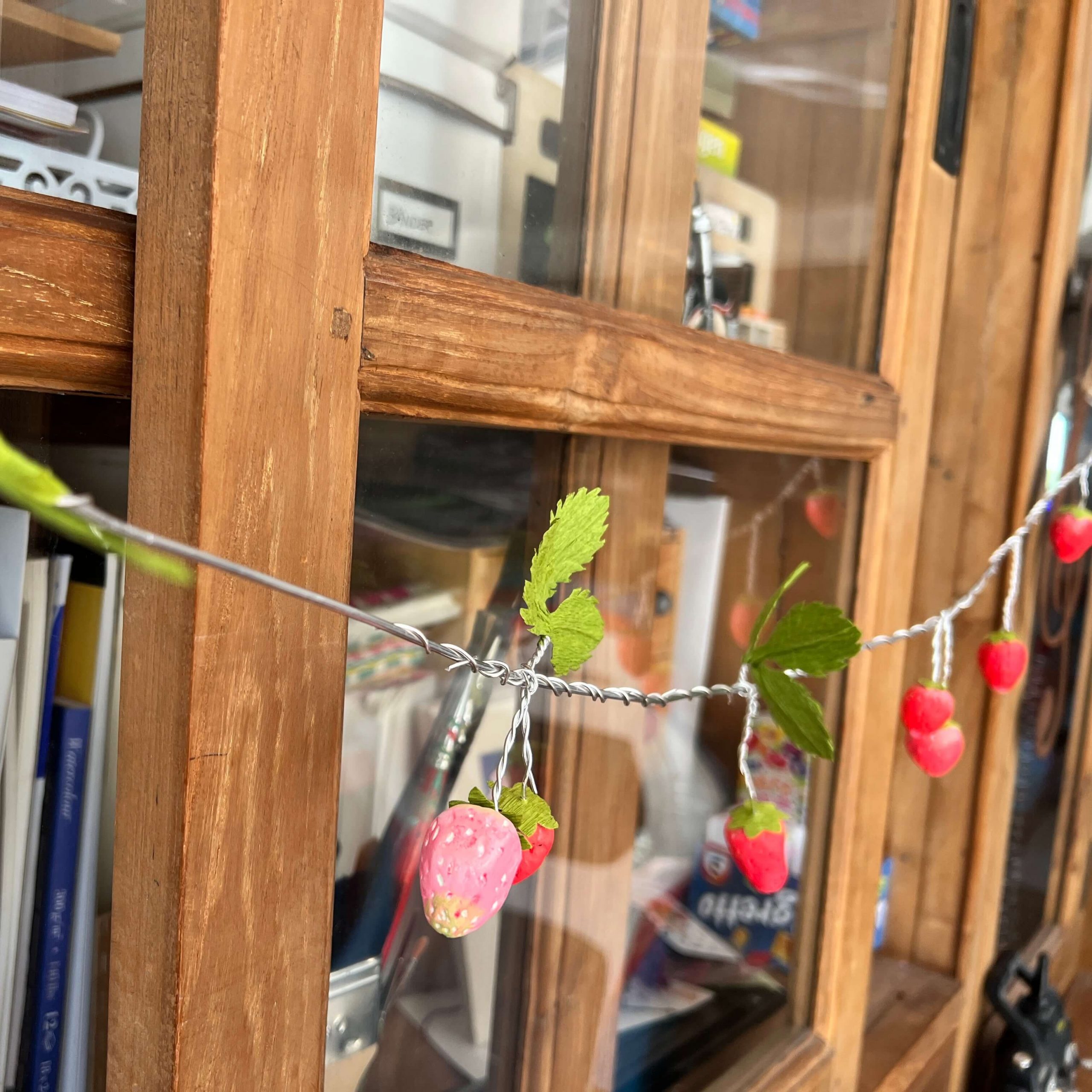 Verteilung der Erdbeeren und Blätter