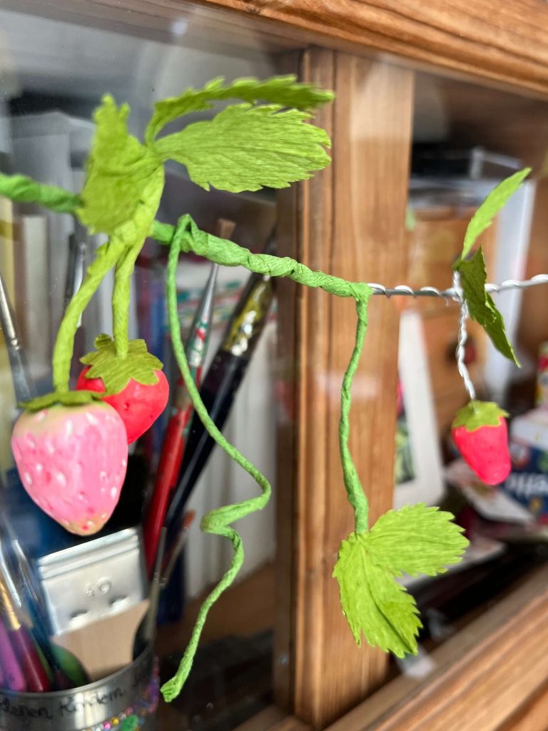 Umwickeln der Girlande mit Blumenband