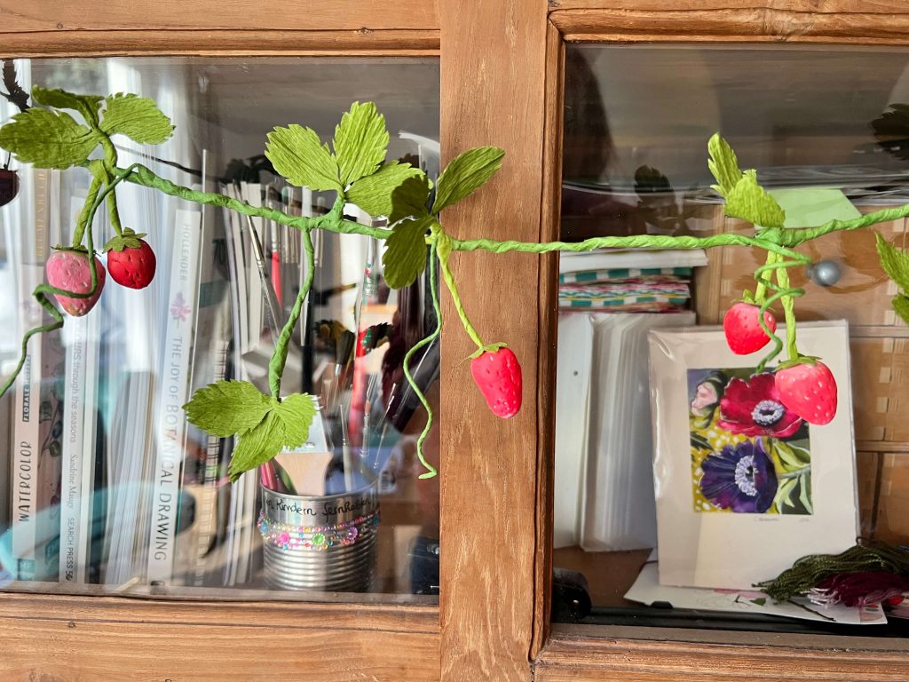 Erdbeerranke mit Knetmasse und Krepp